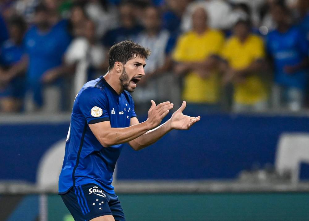 jogador do cruzeiro durante jogos do Brasileirão